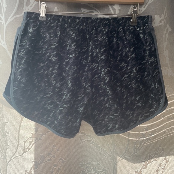 Athletic shorts - Picture 2 of 3